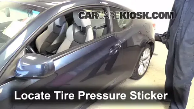 2013 Hyundai Genesis Coupe 2.0T Premium 2.0L 4 Cyl. Turbo Neumáticos y ruedas Controlar presión de neumáticos